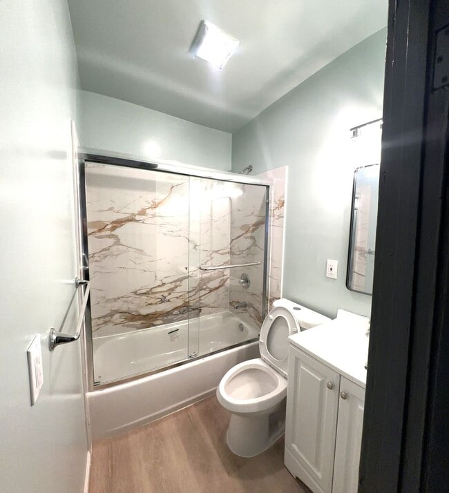 Building Photo - 5 Bed/2 Full Baths W/Washer&Dryer Hook Ups!