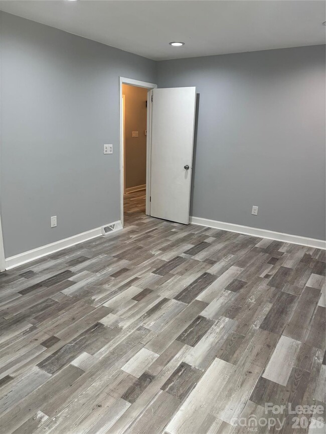 Building Photo - 6225 Branch Hill Cir