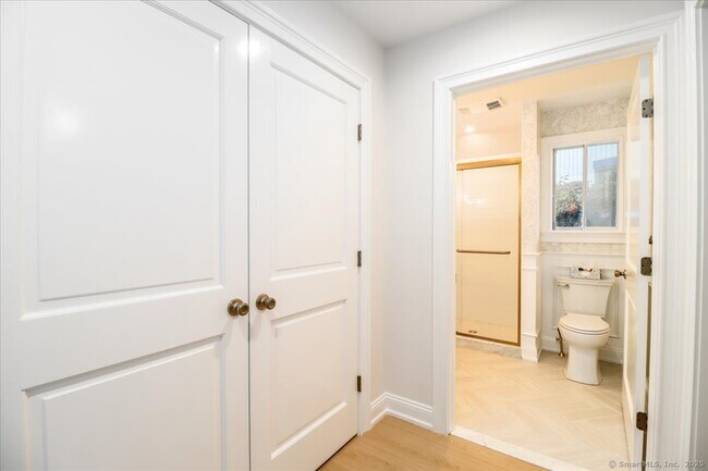 Building Photo - 929 Heritage Vlg