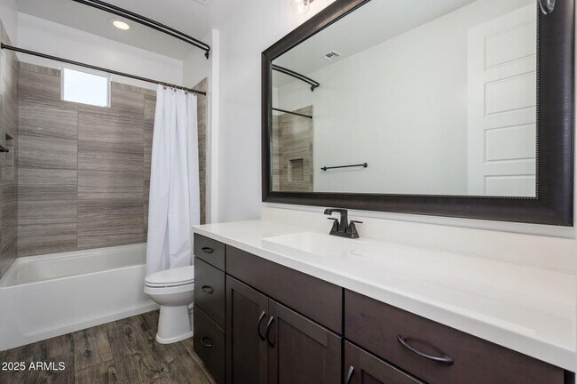 Building Photo - 1221 E Paseo Way