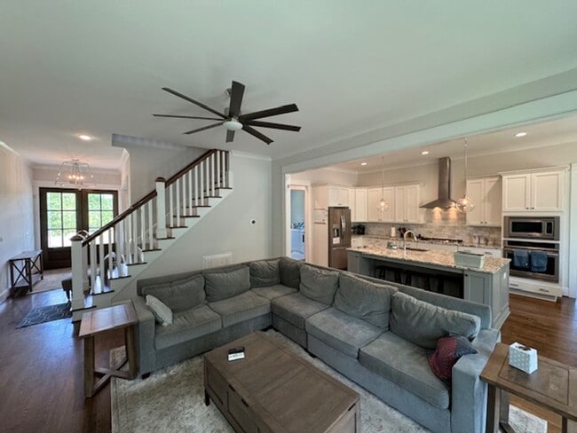 Building Photo - Lightly Furnished 4BR, 4BA Chapel Hill Hom...