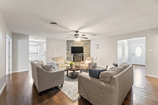 Building Photo - 8009 Northbrook Dr