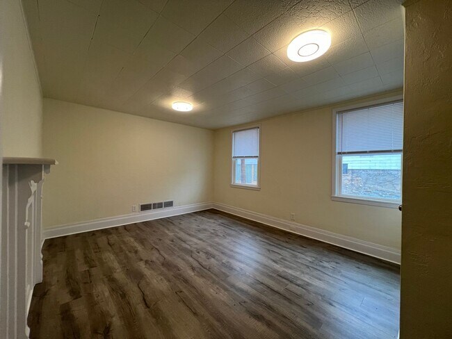 Building Photo - Now showing this updated 3BR 1.5 bath house!