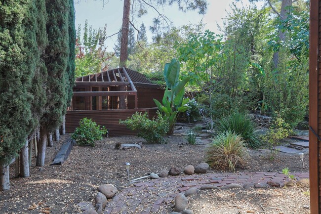 Building Photo - 3 Bed/ 2 Bath Palo Alto home in the heart ...