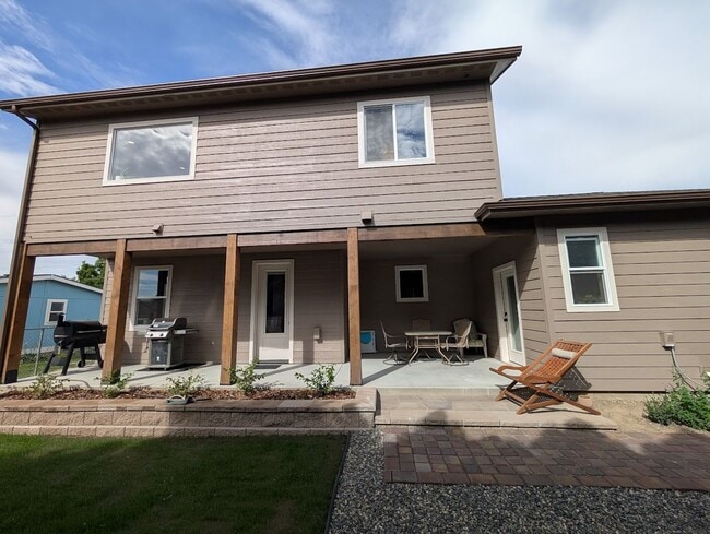 Building Photo - Gorgeous Orchards house with a SHOP!