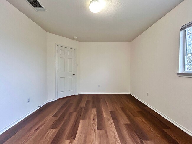 Building Photo - 102 Adamae Ln