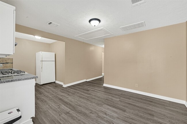 Building Photo - 305 N Live Oak St