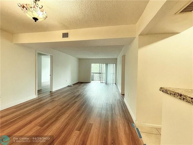 Building Photo - 711 N Pine Island Rd