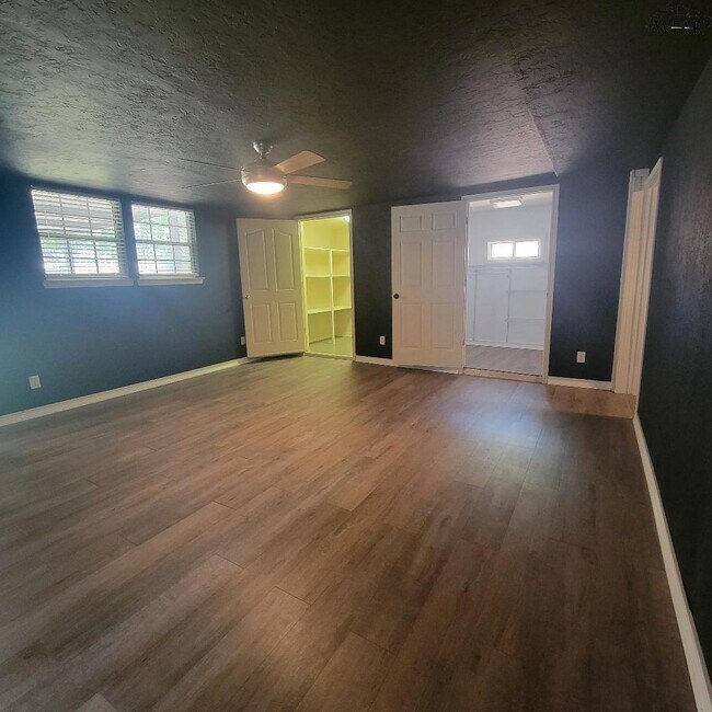 Building Photo - 4444 Phillips Dr