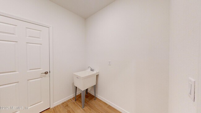 Building Photo - 149 Creek Pebble Dr