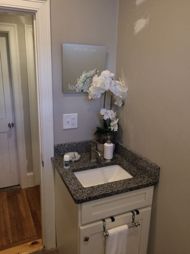 Building Photo - Nicely renovated 1 bed unit with all utili...