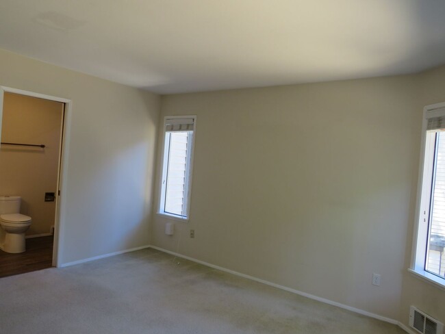 Building Photo - South Rose Hill Spacious updated Condo w/V...