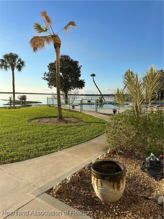 Building Photo - 2131 Lakeview Dr