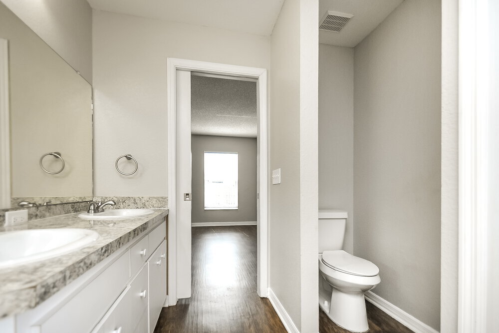 Building Photo - 6025 Live Oak Dr