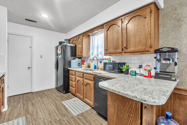 Building Photo - 6935 Amber Dr