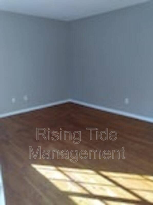 Building Photo - 428 21st Ave NE