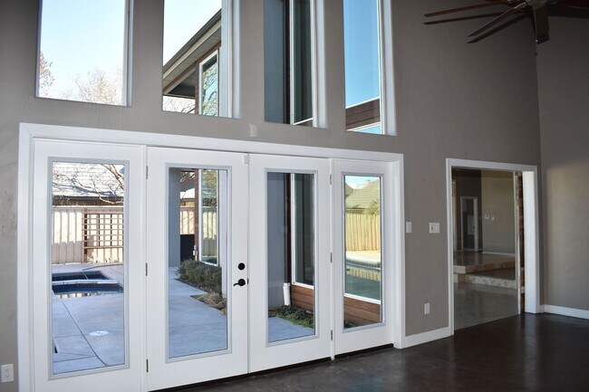 Building Photo - Modern home with pool in Arlington