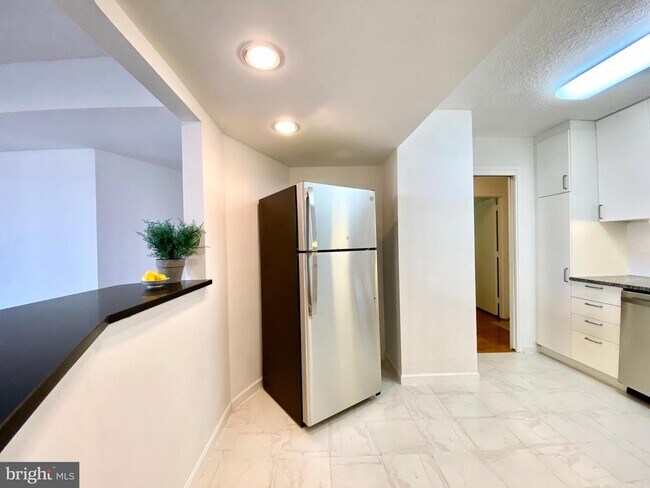 Building Photo - 3800 Fairfax Dr