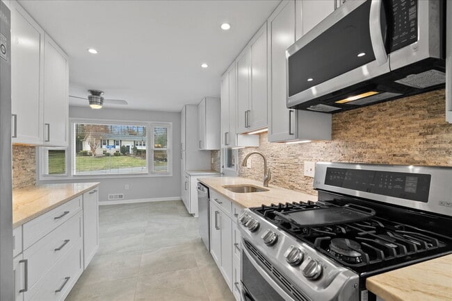 Building Photo - "Spacious 5-Bed split level Gem with Finished Basement & Fireplace on Brompton St, West Springfie...