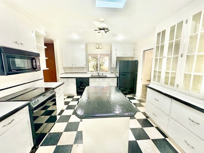 Building Photo - 952 Hawthorne Ln