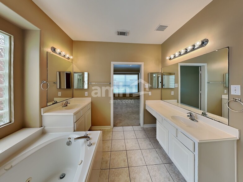 Building Photo - 12102 Oxford Trails Dr