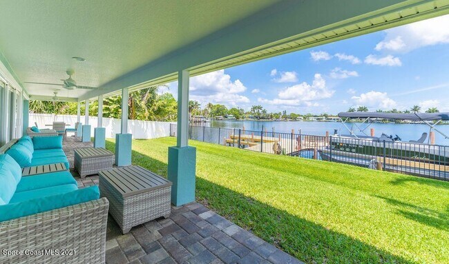 Building Photo - Gorgeous views from this 3 bedroom, 2.5 ba...