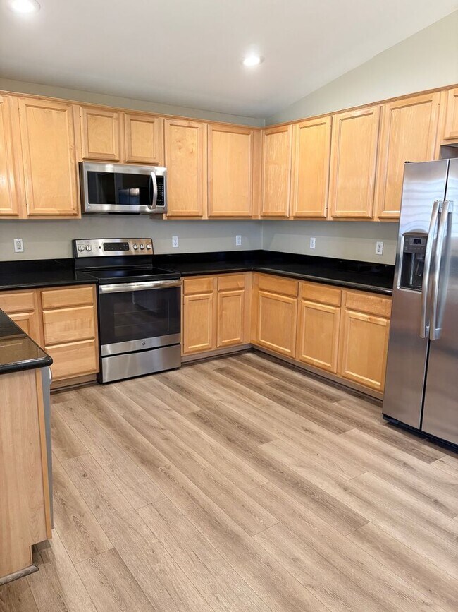 Building Photo - **BEAUTIFUL & SPACIOUS 3 BEDROOM/2 BATHROO...