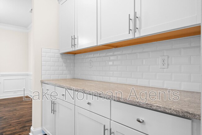 Building Photo - 196 Longleaf Dr