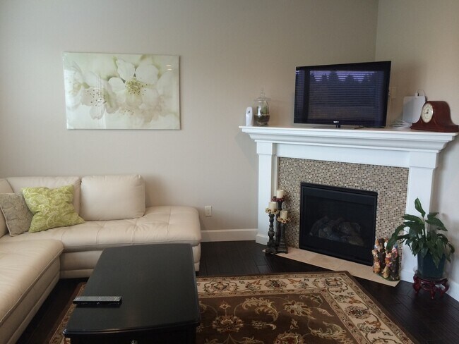 Building Photo - Absolutely Beautiful 5 Bedroom Home!! A Must See!!