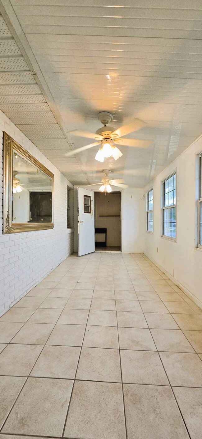 Building Photo - 1425 Thousand Roses Dr S