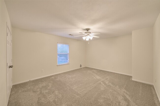 Building Photo - 12515 Lakeshore Dr