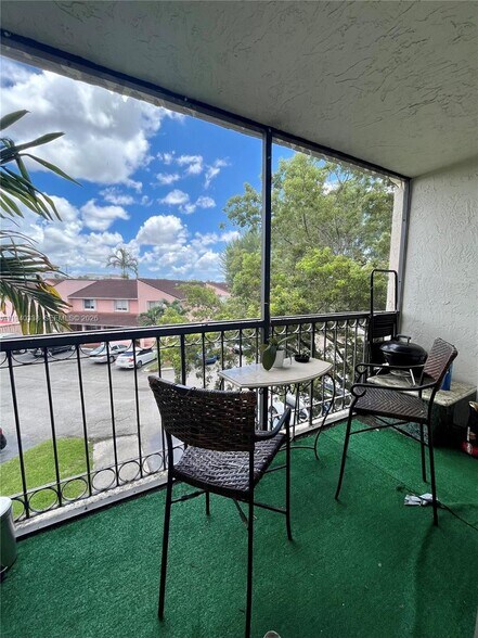 Building Photo - 8005 Lake Dr