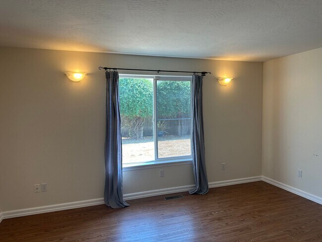 Building Photo - Beautiful 3 bedroom 2 bathroom house in a ...