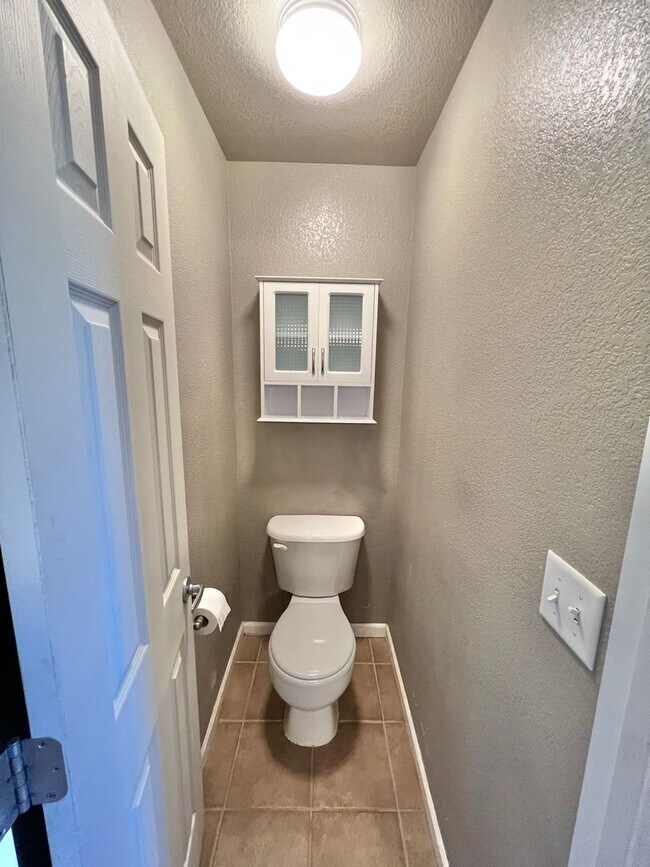 Building Photo - 3 bed 3.5 Bath with Bonus Studio Suite Above Detached Garage!