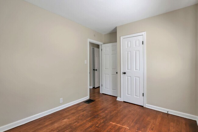 Building Photo - Newly Refreshed 3-Bed Bungalow with Bonus Sunroom & Finished Attic – Columbus Living!