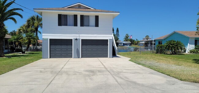 Building Photo - 3393 Poinsettia Dr