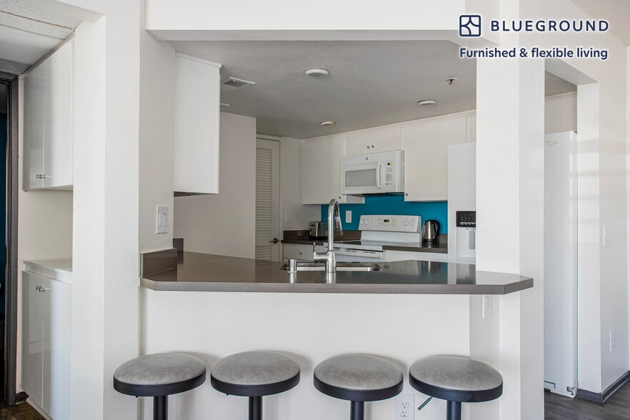 Building Photo - 10989 Bluffside Dr