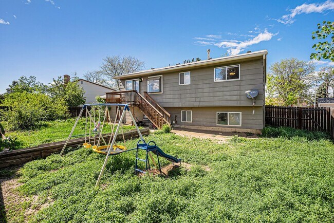 Building Photo - Spacious 3BD 2 Bath Home