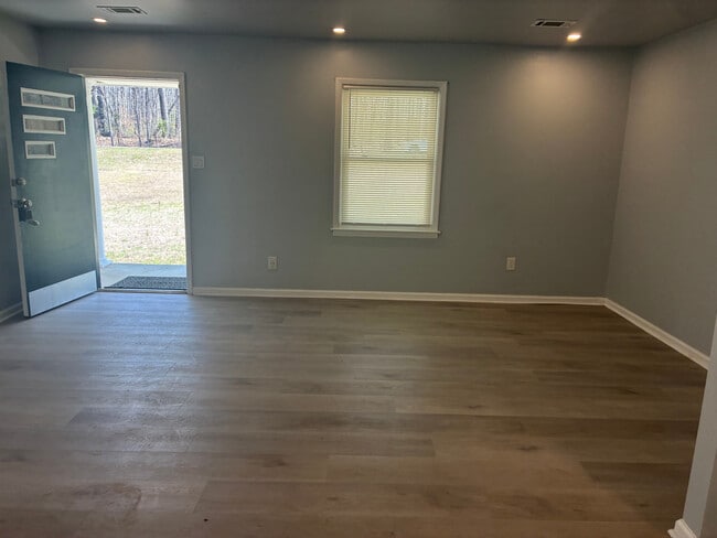 Building Photo - Room in Duplex on Union Rd SW