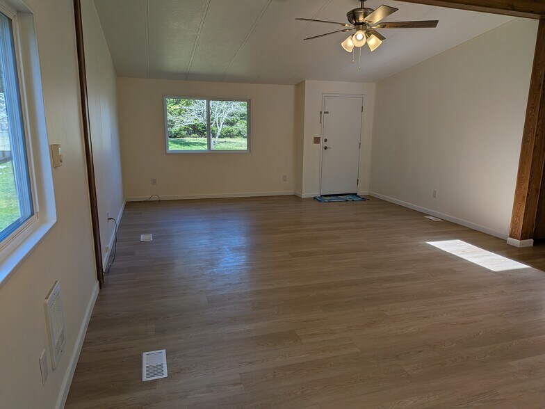 Building Photo - 6010 Knoble Rd E