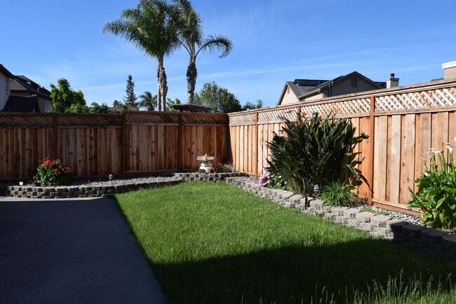 Building Photo - Spacious 5-Bedroom Home for Rent