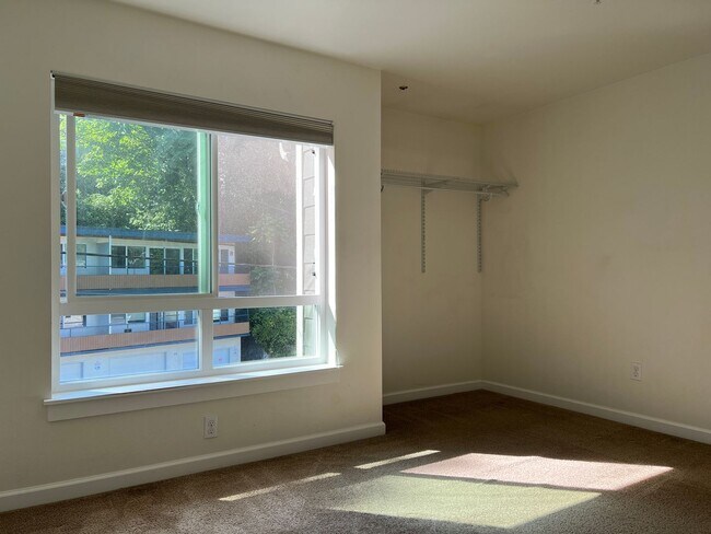 Building Photo - UW 22nd Ave Duplex