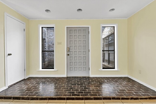 Building Photo - 9842 Pinehurst St