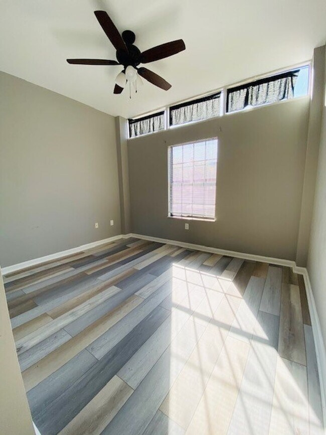 Building Photo - RARE Two Bedroom, Two Bath apartment w/ IN UNIT w/d only 2 blocks off Cumberland Avenue Strip at ...