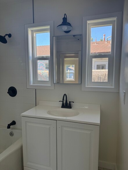 Building Photo - 1005 N Buena Vista St