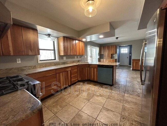 Building Photo - 349 West Rd