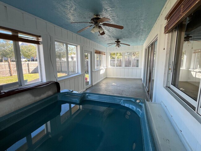 Building Photo - 2351 SE Maize St