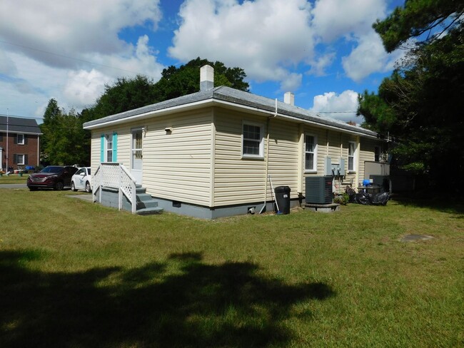 Building Photo - 712 N B St