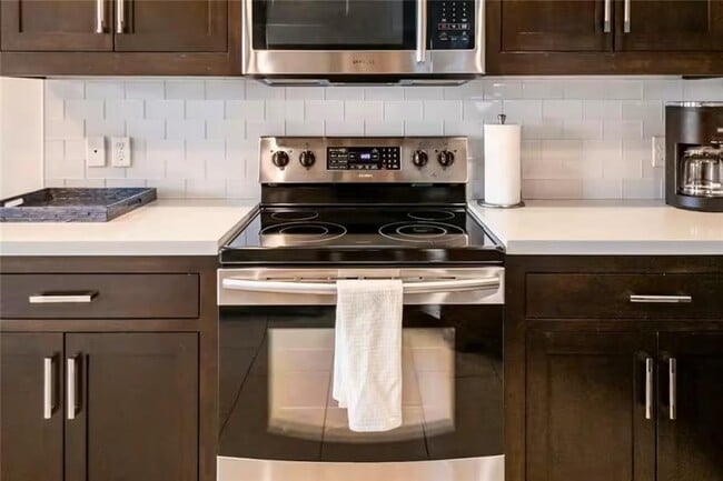 Building Photo - 212 SE A St