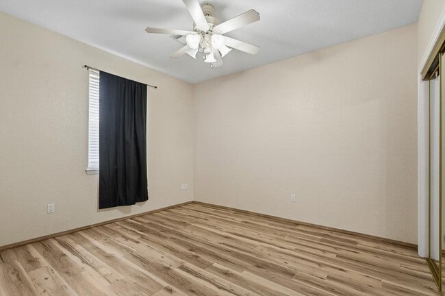 Building Photo - 1717 Red Oak Dr